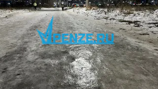 «Передвигаемся крадучись, ощупывая ногами каждый сантиметр»: жители Засечного жалуются на обледеневшую дорогу