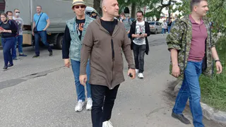 Сажали цветы и расписывали стену: Прилепин и Охлобыстин украсили фасад будущего рязанского "Есенин-центра"