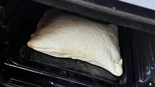 Заливной пирог из рыбы выручит занятых хозяек: легко и быстро готовим начинку и тесто — подаём на стол сытный ужин