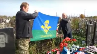 Десантники посетили могилу автора песни "Синева" в годовщину его смерти