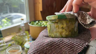 Огурчики в горчичном маринаде сметаются со стола первыми: Руки устали по 50 банок катать, а семья все просит