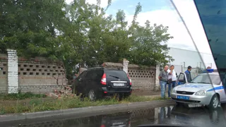Фото-факт: в Рязани "Лада" на полном ходу влетела в кирпичный забор