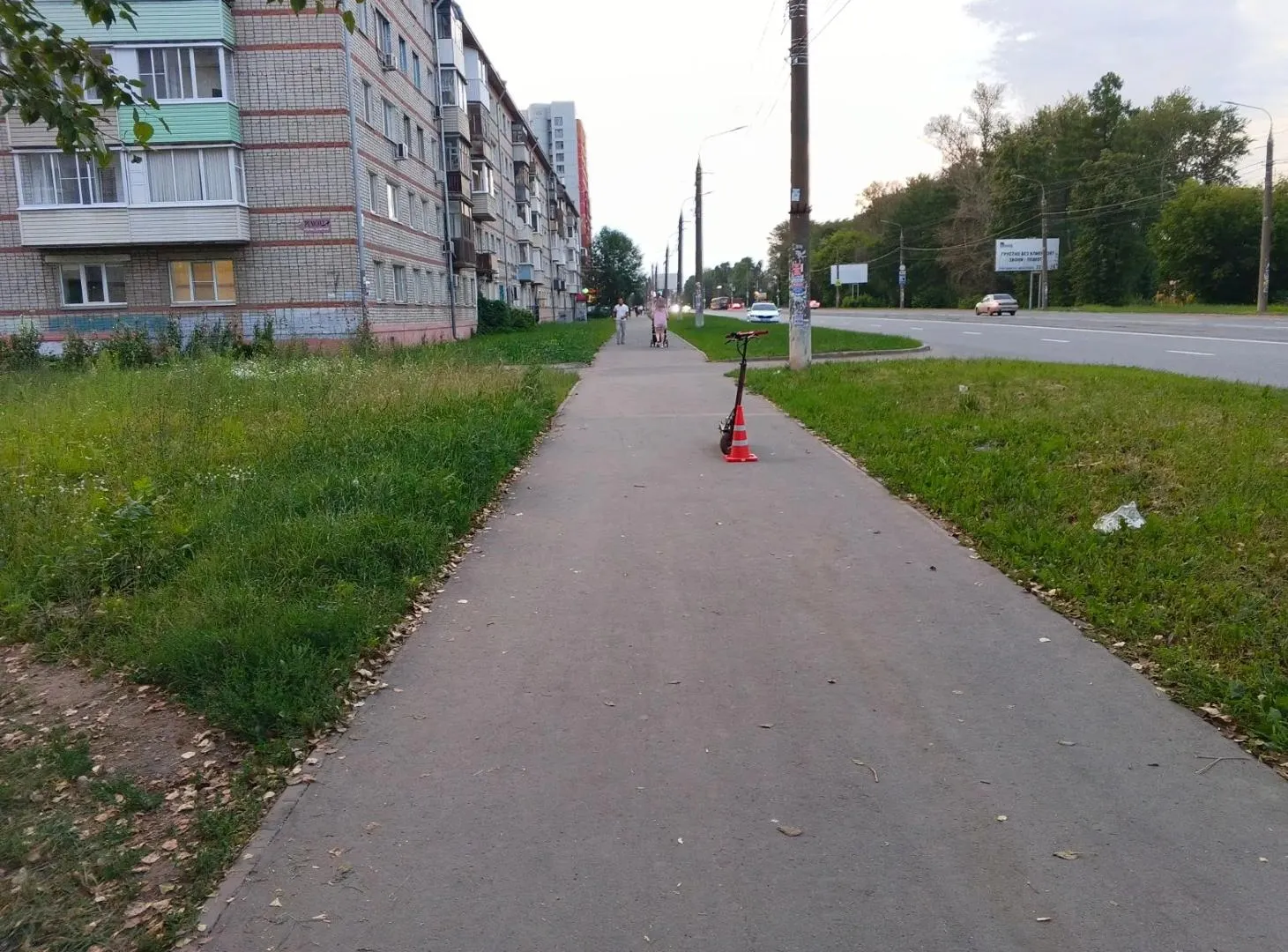 В Удмуртии водитель электросамоката сбил 13-летнюю девочку на тротуаре и скрылся