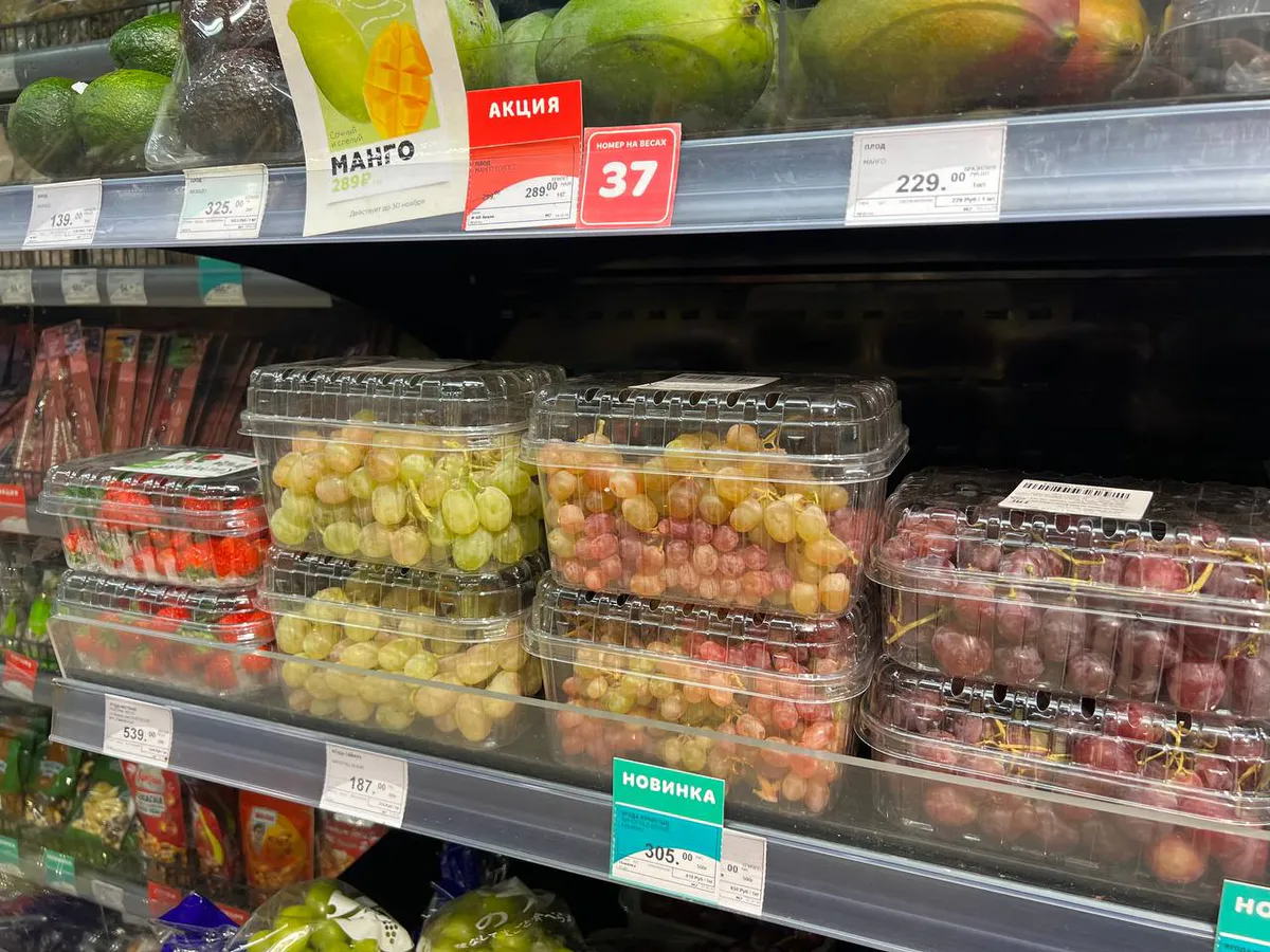 Весной лью под корень и опрыскиваю листья этим: виноград отблагодарит сочными гроздьями