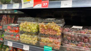 Весной лью под корень и опрыскиваю листья этим: виноград отблагодарит сочными гроздьями