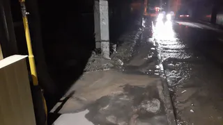 Лопнувший водопровод затопил улицу Полевую в Дашках