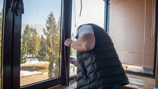 В Нижнекамске начали чинить окна и балконы после взрыва и пожара на заводе