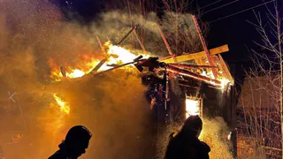 В Коми 10 ноября огонь повредил бытовку и уничтожил дачу