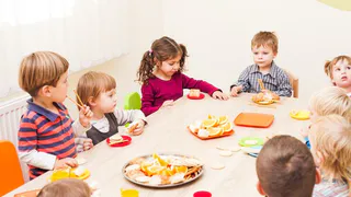 Блинчики, харчо и даже пицца: в Магнитогорске обновляют питание в школах и детсадах