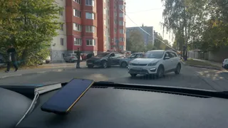 Поцелуй в бок: на Ленинского Комсомола столкнулись две иномарки