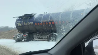 Влияние снегопада: в Рязанской области фура улетела в кювет
