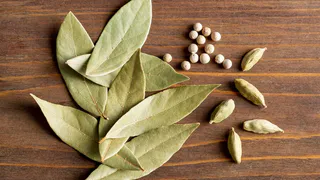 Лавровый лист всегда держу в кошельке - и каждому советую: вот как это действует, очень странный факт