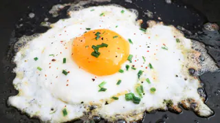 Не масло и не сало: вот на чем жарят яичницу опытные хозяйки - теперь тоже так всегда делаю