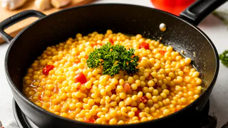 Готовится 15 минут, а получается крышесносно: ужин в одной сковороде на быструю руку