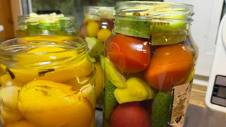 Закрываю сразу 20 банок «Королевской Сладости» на зиму: рассол исчезает первым, а помидоры остаются. Один рецепт — два удовольствия