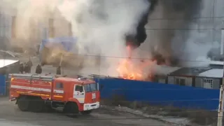 На улице Спортивной загорелись строительные вагончики