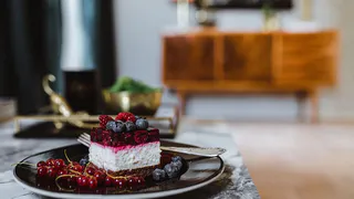 Смешиваем ягоды и желатин — и в холодильник: десерт достойный мишлена