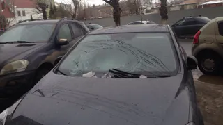 Опасная зона: в Рязани ледяные глыбы уничтожают автомобили