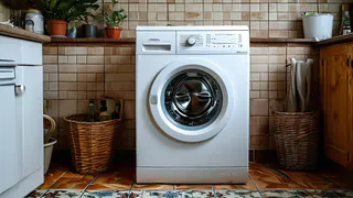 Положите ложку в стиральную машину при стирке, результат вас удивит - никакой магии, только наука