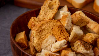 Гренки можете больше в магазине не брать — лучше приготовить их самим: чесночная закуска без огромного количества масла