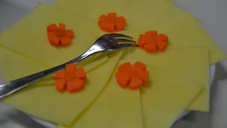 Новогодняя простая закуска: ёлочка из шариков из слоёного теста с сырной начинкой — попробуйте и вы