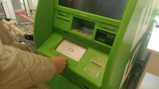 «Полный запрет с 13 декабря». Всех, кто переводит деньги с карты на карту, ждет сюрприз