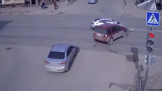 Появилось видео момента ДТП  около ТЦ "Атрон", где столкнулись "Рено" и "Ленд Ровер"