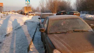Парковочный беспредел: На Песоченской водители  оставляют машины "ночевать" прямо на остановке