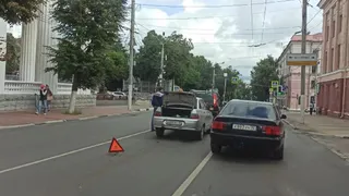 В Брянске возле драмтеатра произошла авария