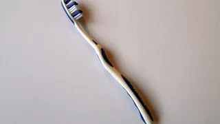 Ушлые хозяйки хранят старые зубные щетки как зеницу ока: и вот как их используют — 3 рабочих лайфхака