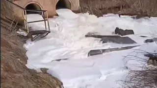 Жители села под Нижнекамском бьют тревогу из-за ядовитой пены на реке Инеш