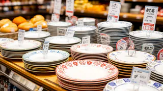 Никаких царапин: как убрать следы от наклейки с посуды, стекла и пластика за 2 минуты