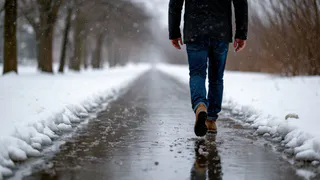 Прохожусь ваткой по подошве - и обувь не скользит даже на ледяной лестнице: одного раза достаточно на всю зиму