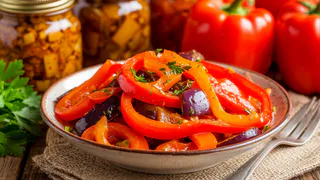 Салат из сладкого перца и баклажанов на зиму - вкуснейшая простая заготовка: первые 20 банок заканчиваются уже в январе