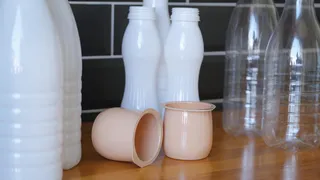 Пластиковые бутылки из-под молока больше не выкидываю: соседка научила делать удобный держатель губок для мытья посуды