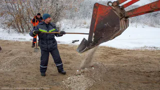 Так себе решение: рязанские дорожники засыпают ямы щебнем