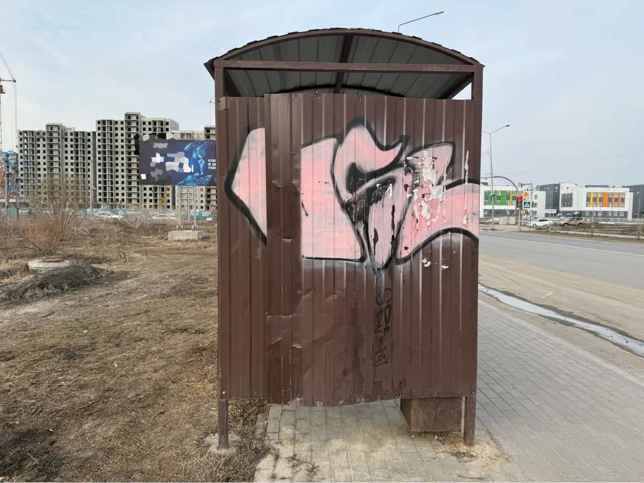 Дырявая остановка на ул. Алой беспокоит жителей Засечного