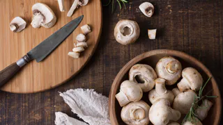 Вы всю жизнь жарили шампиньоны не так как надо: И они получались мягкими и безвкусными - лайфхак

