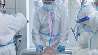 «Выкашиваются целые отделы»: брянский губернатор рассказал об опасности омикрона