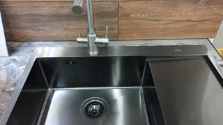 Засор вылетит со свистом: засыпьте в слив раковины 2 ложки простого средства и просто смойте - санузел краше нового