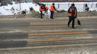 Мэрия в ответ на жалобу рязанки: лед на Кальной сбивается, светильники работают