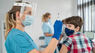 В Брянской области вакцинацию подростков начали с сирот