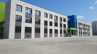 «Дали неделю, чтобы изготовить скамейки»: в Нижнекамске родителей заставляют обустраивать школьное укрытие