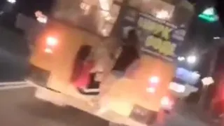 Рязанские подростки прокатились "зайцем" сзади троллейбуса. Видео