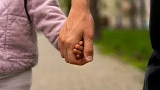 На улице Белоконской во Владимире подозрительный мужчина пристает к детям