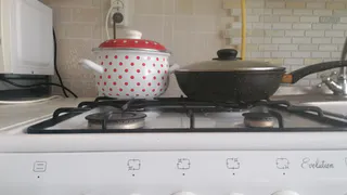 Про жирный налёт на кухне забудете: понадобится только раствор из 2 дешёвых компонентов и эфирное масло