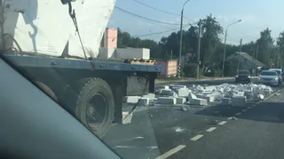 Под Брянском из КамАЗа выпали пеноблоки: образовалась пробка (видео)