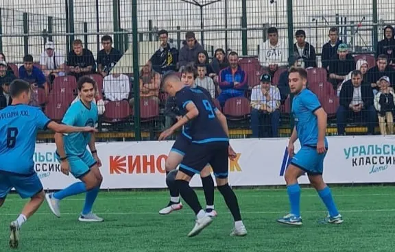 "Уральская классика": хоккеисты "Металлурга" и "Салавата Юлаева" сошлись в футбольном противостоянии