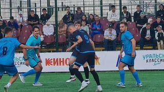 "Уральская классика": хоккеисты "Металлурга" и "Салавата Юлаева" сошлись в футбольном противостоянии
