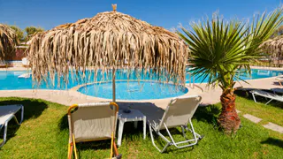 Турция уже не хит сезона: вот куда летим отдыхать в мае — теплое море, без толпы туристов и намного дешевле